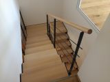 lakované schodiště s dřevěnými stupni