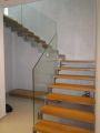 ocelové schodiště se skleněným zábradlí